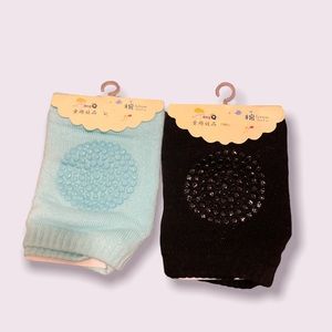 Knee pads for crawling babies. 2 sets. Black and blue
